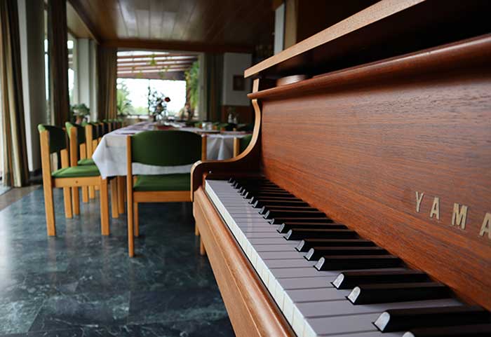 Klavier im Salon der Villa